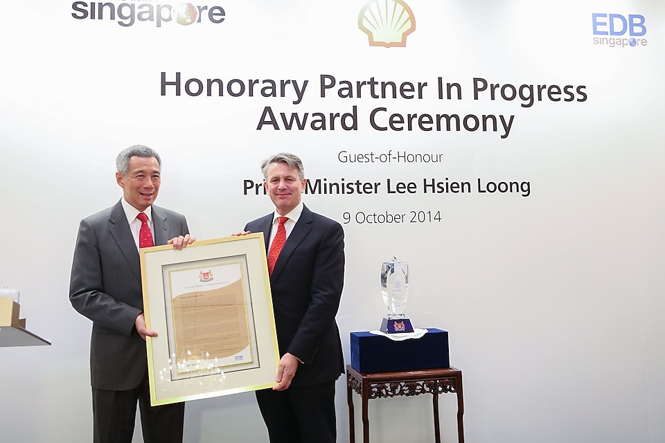 Shell Chief Executive Ben van Beurden receives the Honorary Partner in Progress award from Singapore Prime Minister Lee Hsien Loong.