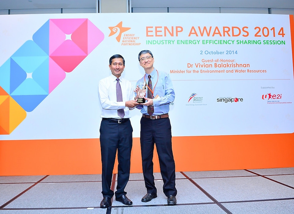 Then-Minister for the Environment and Water Resources Mr Vivian Balakrishnan presenting the award to Mr Terence Tan, Then-Technology Manager, Pulau Bukom Manufacturing Site.