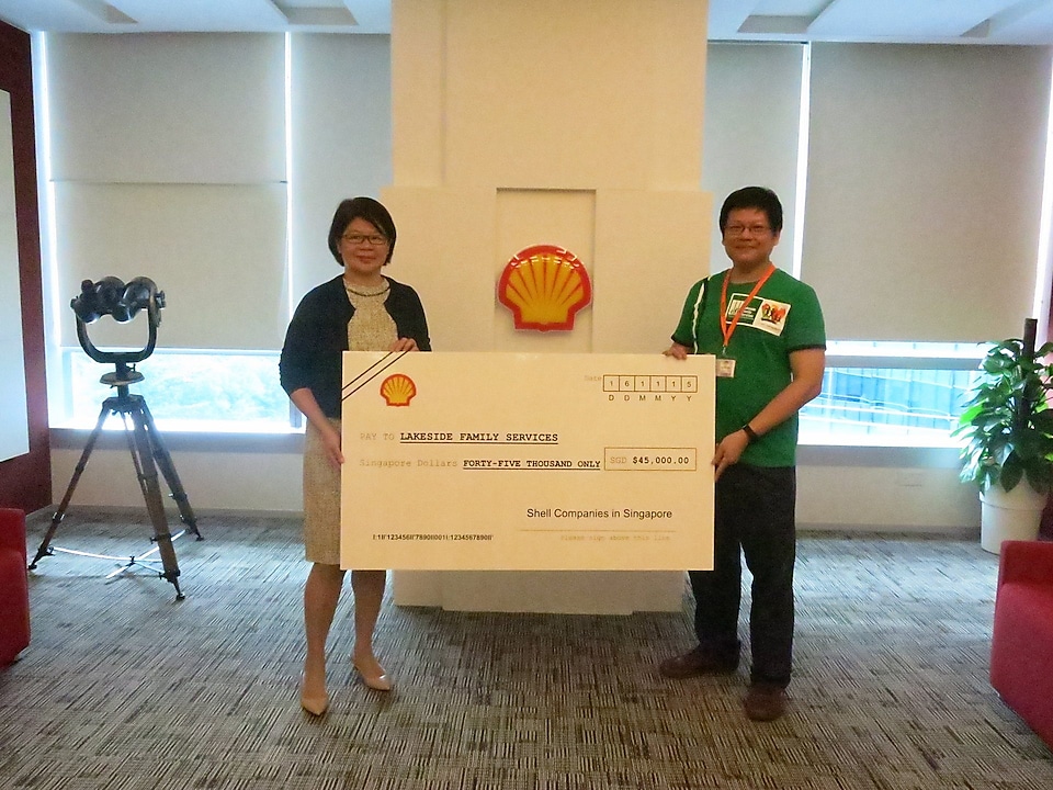(From left) Shell Singapore chairperson Goh Swee Chen presents the cheque to Lakeside Family Services Executive Director Teo Tee Loon