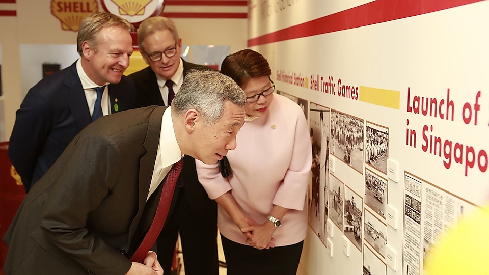 PM Lee peruses old articles of Shell as Goh Swee Chen