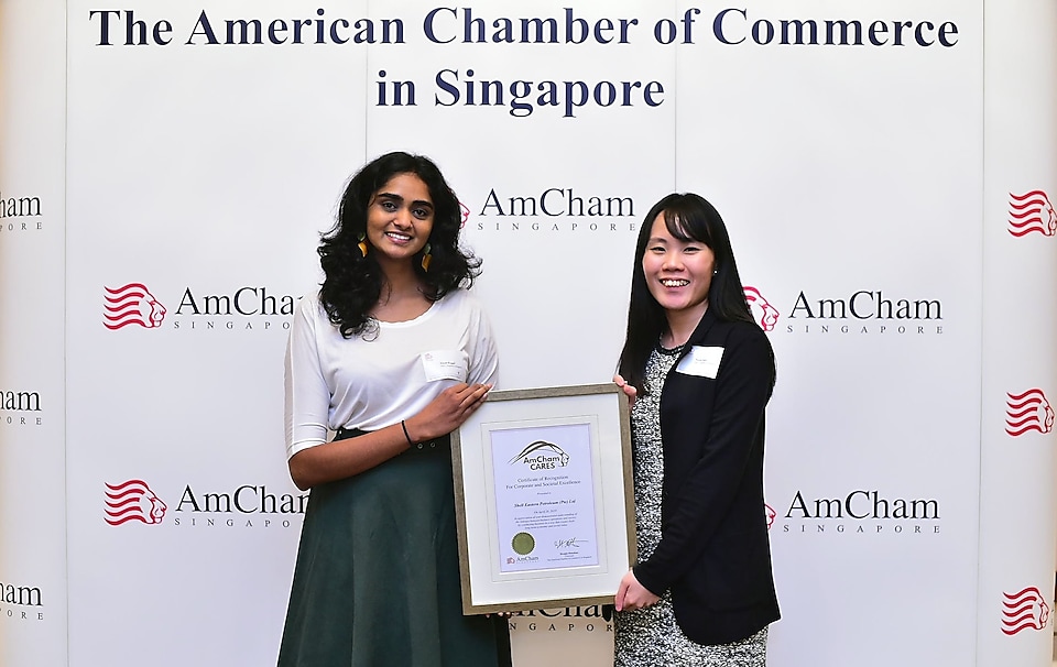 (From left to right) External Relations Advisors Niyati Pingali (left) and Nicole Pauh (right) receive the AmCham Cares for Corporate and Societal Excellence award on Shell’s behalf