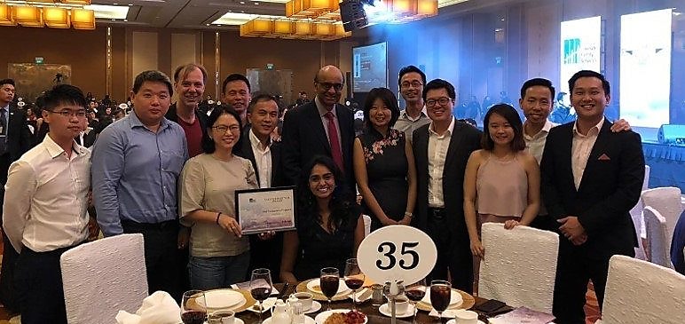 Deputy Prime Minister Tharman Shanmugaratnam together with the team of Volunteers at the Lakeside Family Services (LFS) appreciation dinner