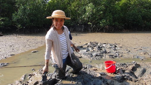 A Shell volunteer participating in the Marine Biodiversity Survey Programme.
