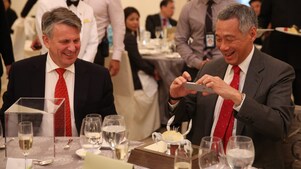 Prime Minister Lee takes a photo of the 3D printed model of the Indopinnixa Shellorum - Shell Pea Crab