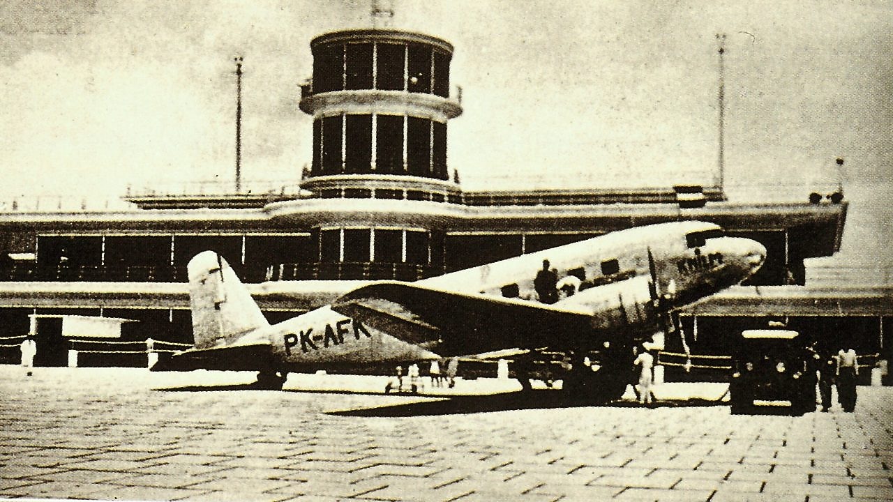 refuelling operations at the old kallang airport 1937