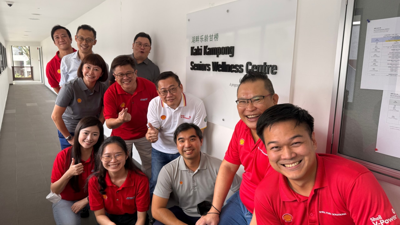Volunteers from Shell Mobility and from our partner, Meinhardt, are all smiles after a meaningful community bonding session with seniors from Kaki Kampong Seniors Wellness Centre, a seniors services centre run by Lakeside Family Service