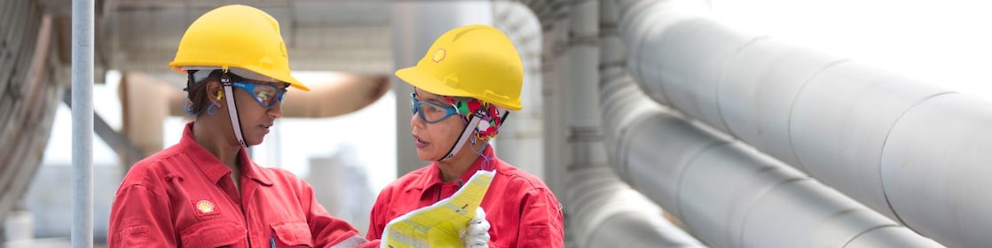 Two engineers having a discussion at the manufacturing site