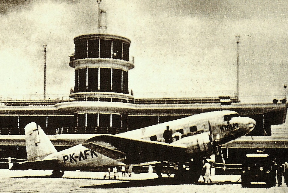 Refuelling operations at the old Kallang airport