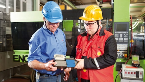 workers talking on site