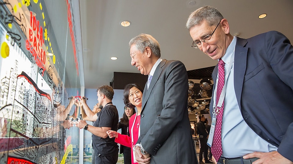 Senior Minister and Coordinating Minister for National Security Teo Chee Hean exchanging views on the future of sustainable cities with Aw Kah Peng, Chairman, Shell Companies in Singapore and Executive Vice President of Shell New Energies, Mark Gainsborough at the Shell Powering Progress Together Forum.
