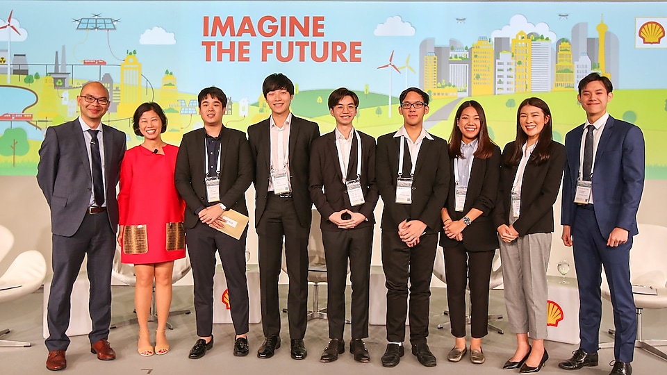 2nd Runner-up for the Imagine the Future Scenarios Competition 2019 is the team from Thailand’s Chulalongkorn Univerisity.  (From left) Posing with the team are Chief Judge of the competition, Dr Valery Chow and Aw Kah Peng, Chairman, Shell Companies in Singapore.