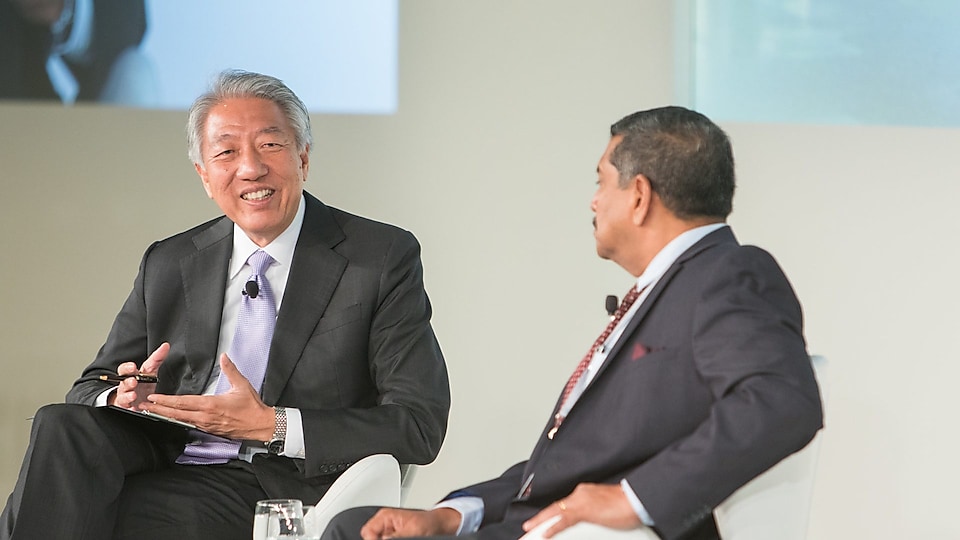 Senior Minister and Coordinating Minister for National Security Teo Chee Hean discussing Singapore’s efforts towards a low-carbon future with delegates at the Shell Powering Progress Together Forum.