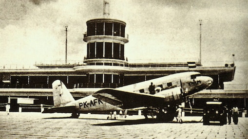 refuelling operations at the old kallang airport 1937