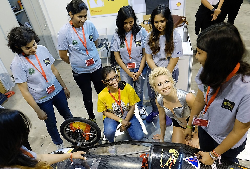 (Pixie Lott poses with all-girls Shell Eco-marathon Asia team from India – Team Panthera)