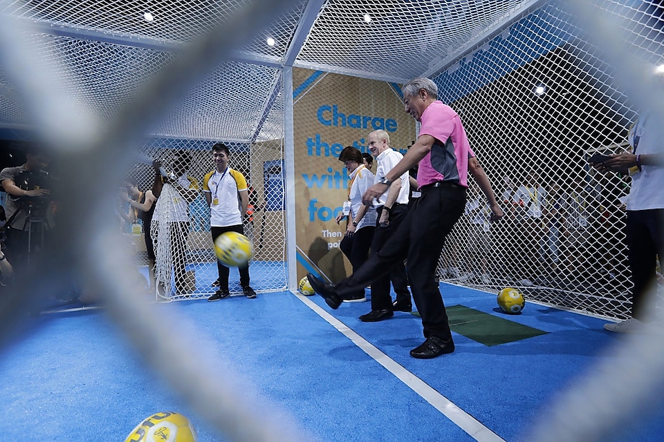 Singapore Deputy Prime Minister Teo Chee Hean and Downstream Director for Royal Dutch Shell John Abbott