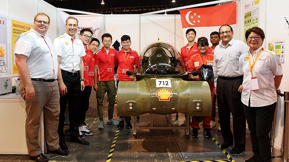 (From L-R) Mr Norman Koch (General Manager of Shell Eco-marathon), Mr Yuri Sebregts (Chief Technology Officer and Chief Scientist, Shell Global), Minister S Iswaran and Ms Goh Swee Chen (Chairman, Shell Singapore), with the Nanyang E Drive team from Nanyang Technological University