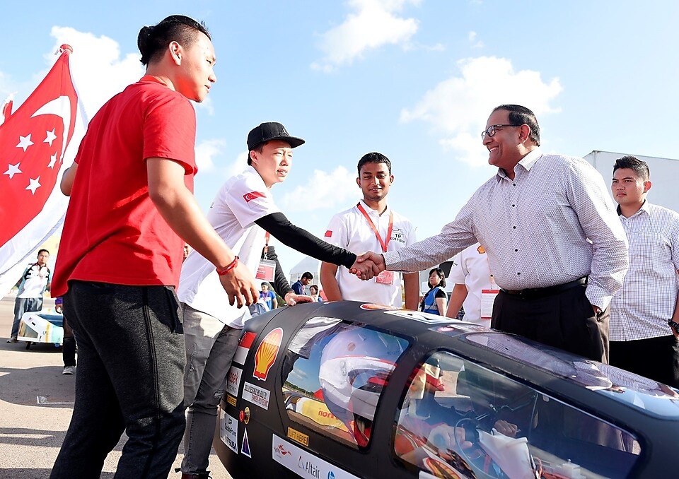 Minister S Iswaran interacting with Temasek Polytechnic’s TP ECO FLASH, a new entrant representing Singapore in the Shell Eco-marathon Asia