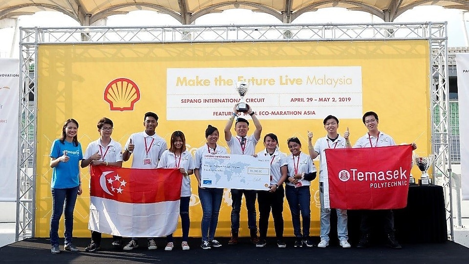 Temasek Polytechnic receiving their award for winning the hydrogen Prototype category