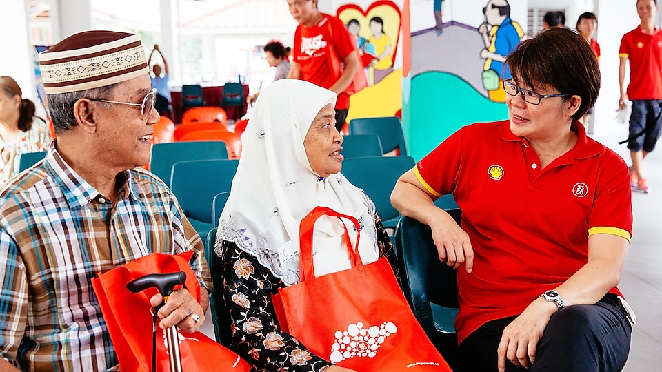 Goh interacting with resident beneficiaries who each received a SG50 gift pack.