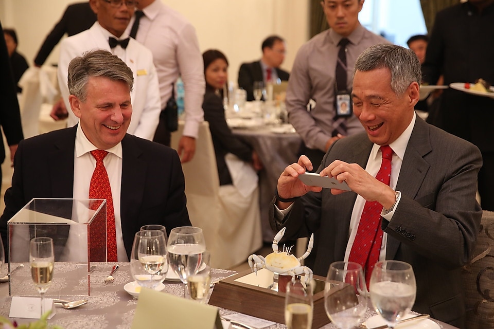 Prime Minister Lee takes a photo of the 3D printed model of the Indopinnixa Shellorum - Shell Pea Crab