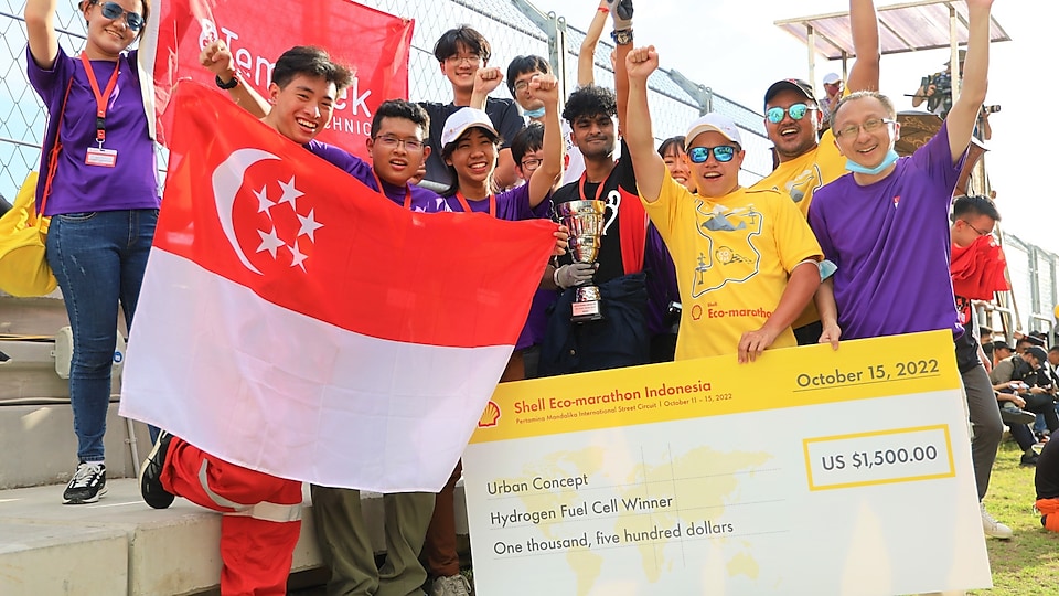 All smiles for Temasek Polytechnic Team Eco Flash, the champion in Urban Concept Hydrogen Fuel Cell category